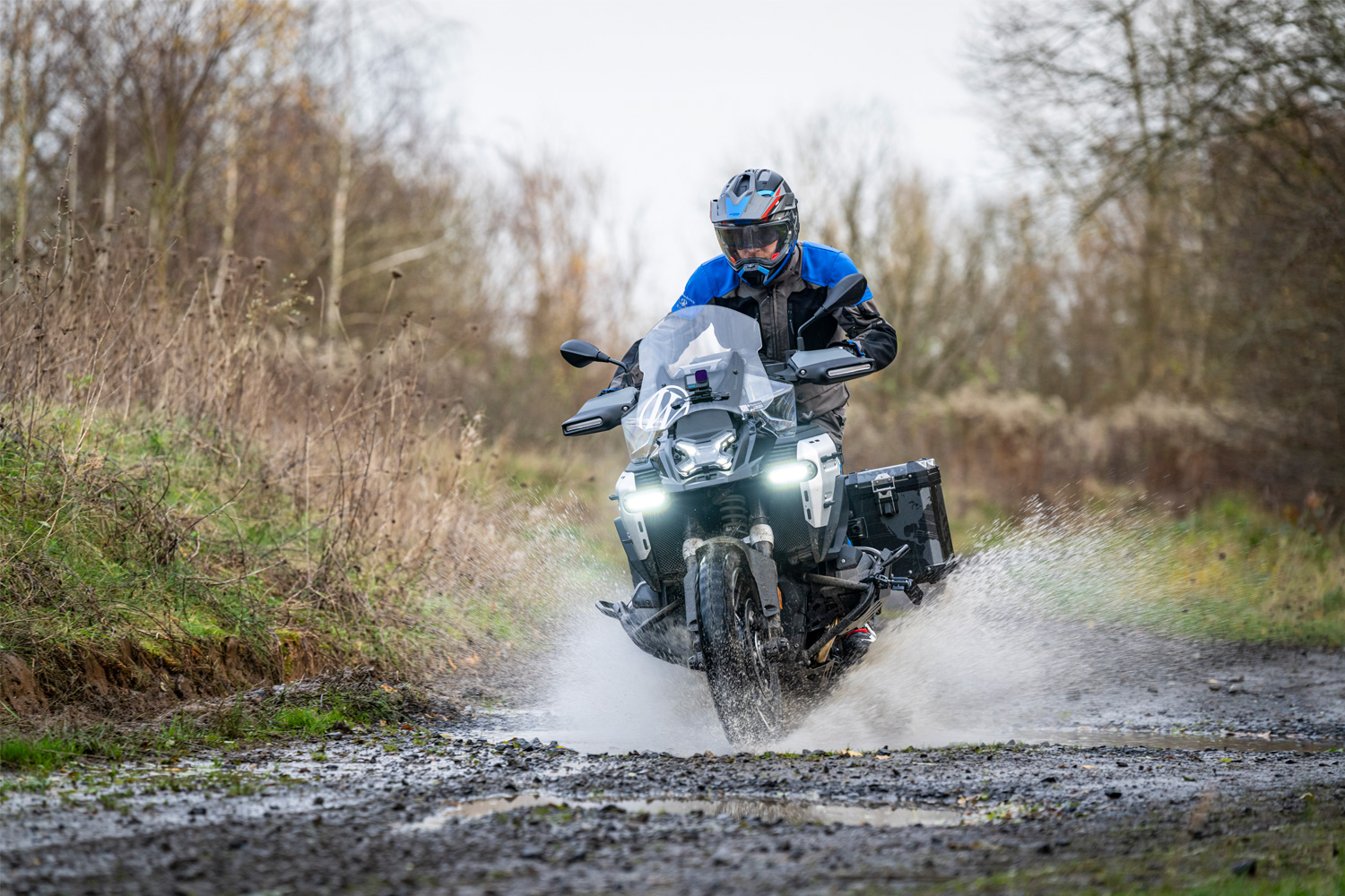 Грязевая защита заднего амортизатора R1300GSA. Пластиковая, черная.